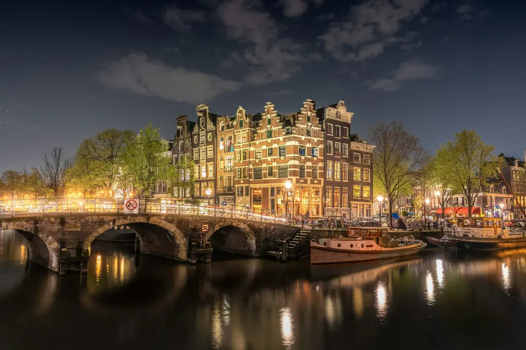 unsplash_QeLYBMvOk-A_Amsterdam.webp