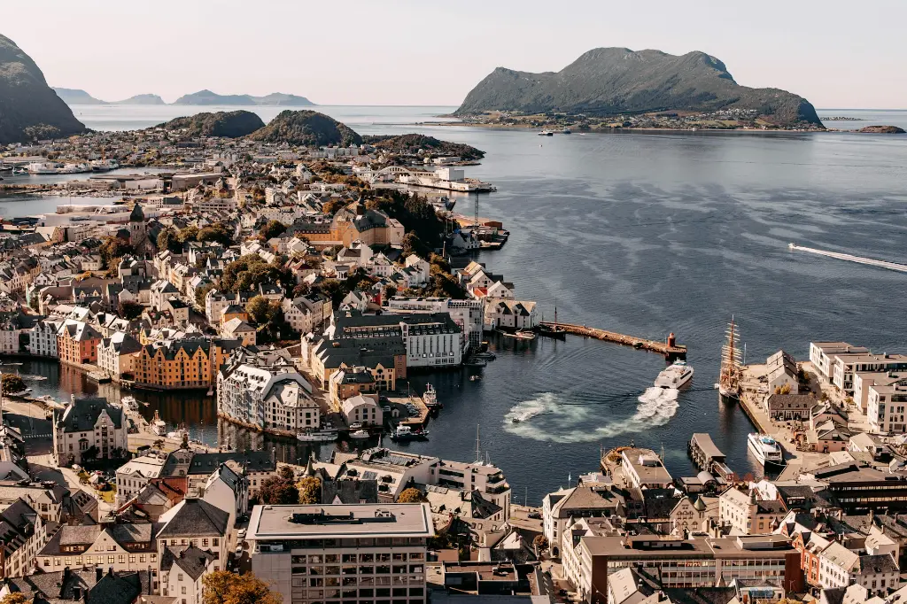 unsplash_lomeBgTG6U4_alesund.webp